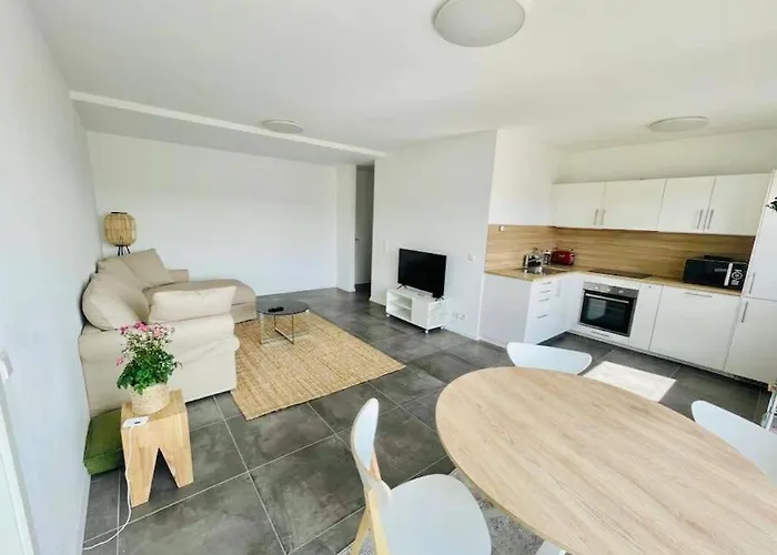 Charming 1 Bedroom Flat W Terrace&parking-67b דירה *